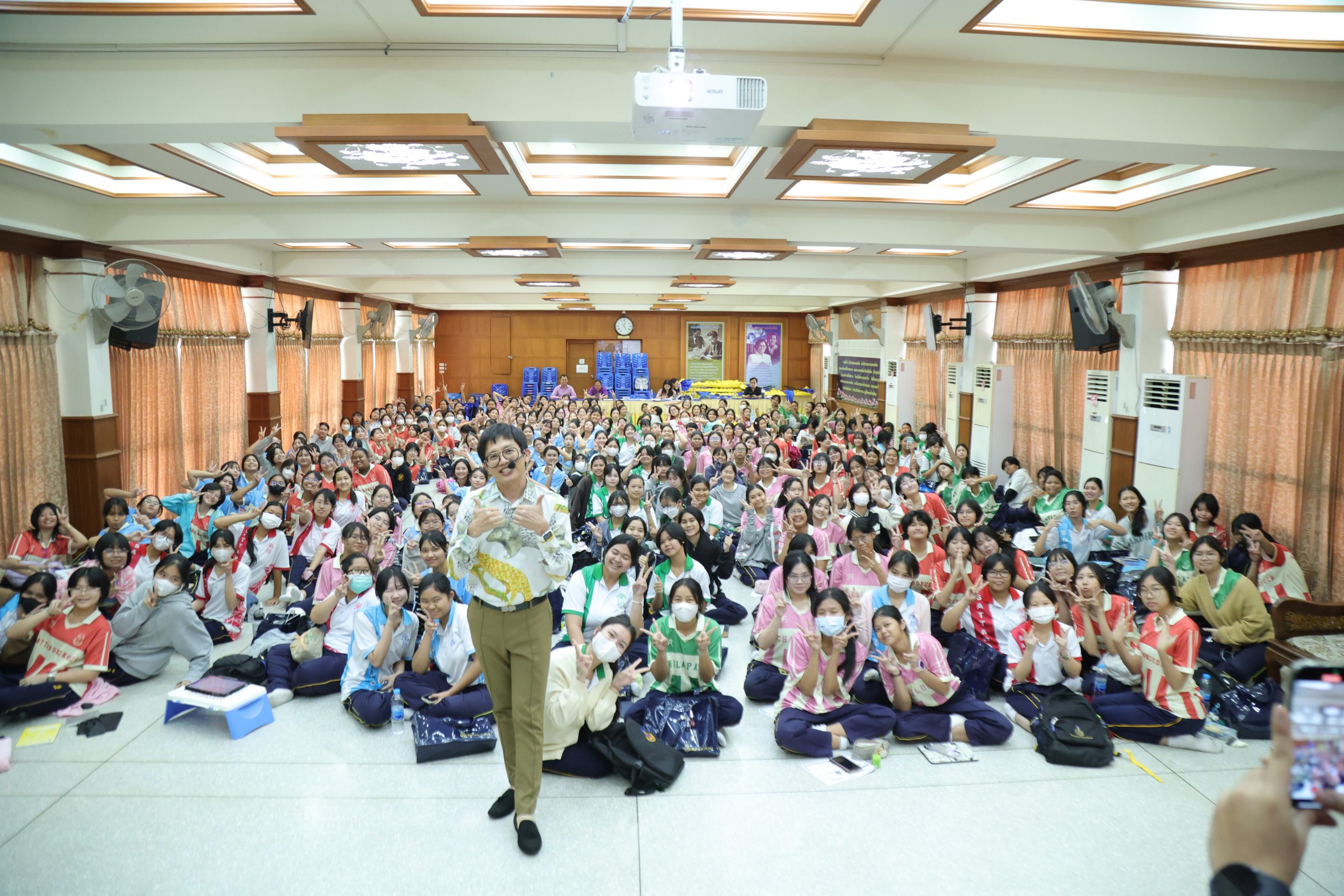 ภาพบรรยากาศกิจกรรมติววิชาภาษาไทย TGAT2-3 และ A-Level ม.6 ณ โรงเรียนสตรีวัดระฆัง โดย “พี่ยู-เดอะเบรน” - 01