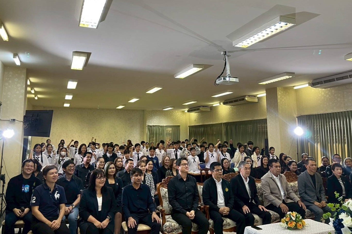 ภาพบรรยากาศกิจกรรมติววิชาภาษาไทย ชีววิทยา และคณิตศาสตร์ สอบเข้าม.1 ในโครงการส่งเสริมความรู้เพื่อยกระดับผลสัมฤทธิ์ทางวิชาการของเทศนครนครศรีธรรมราช (ค่ายวิชาการ) โดย “พี่ยู พี่บิ๊ก และ พี่เอ๋ - เดอะเบรน” - 01