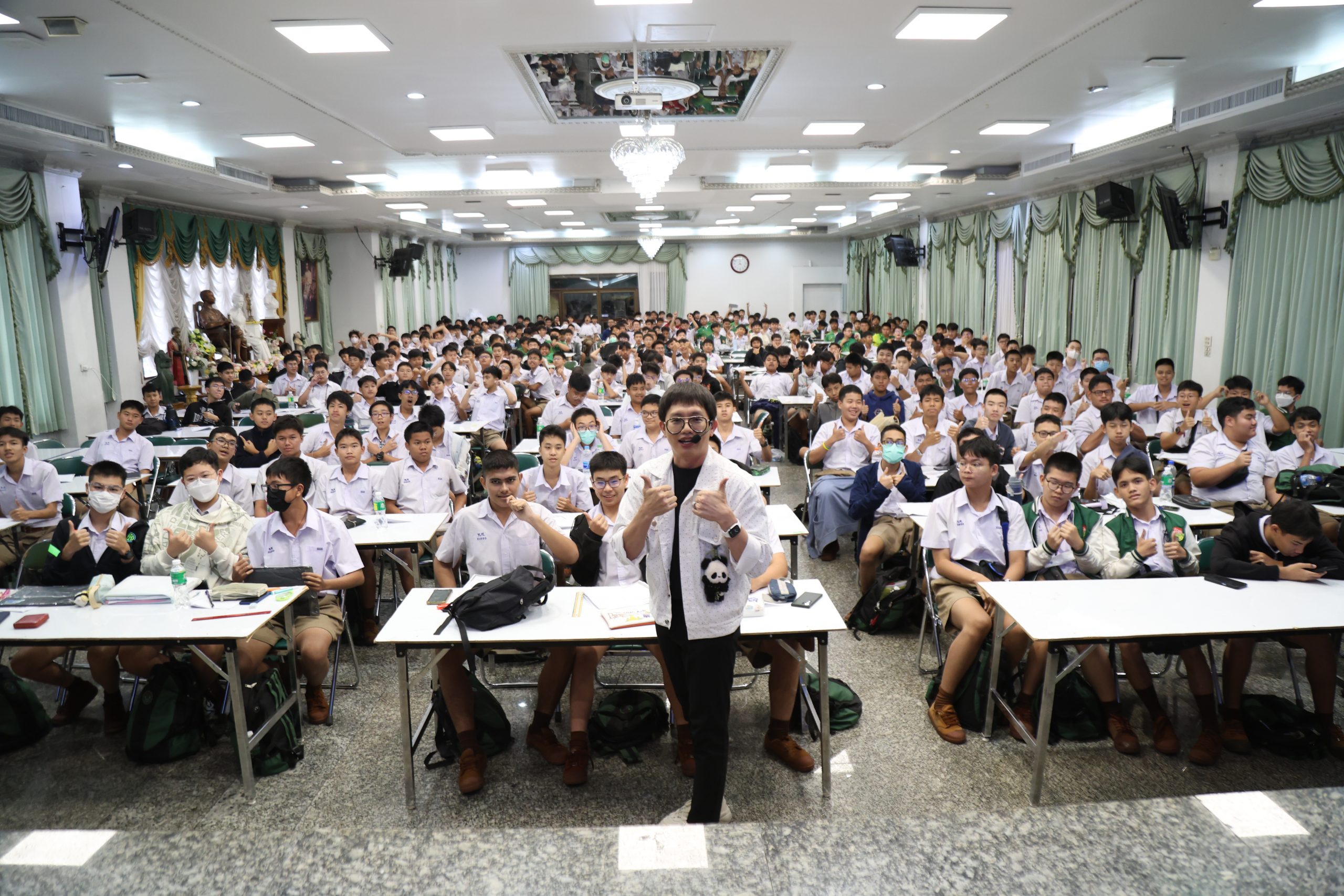 ภาพบรรยากาศกิจกรรมติว O-net ณ โรงเรียนเทพศิรินทร์ “พี่กอล์ฟ และ พี่ยู - เดอะเบรน” - 01
