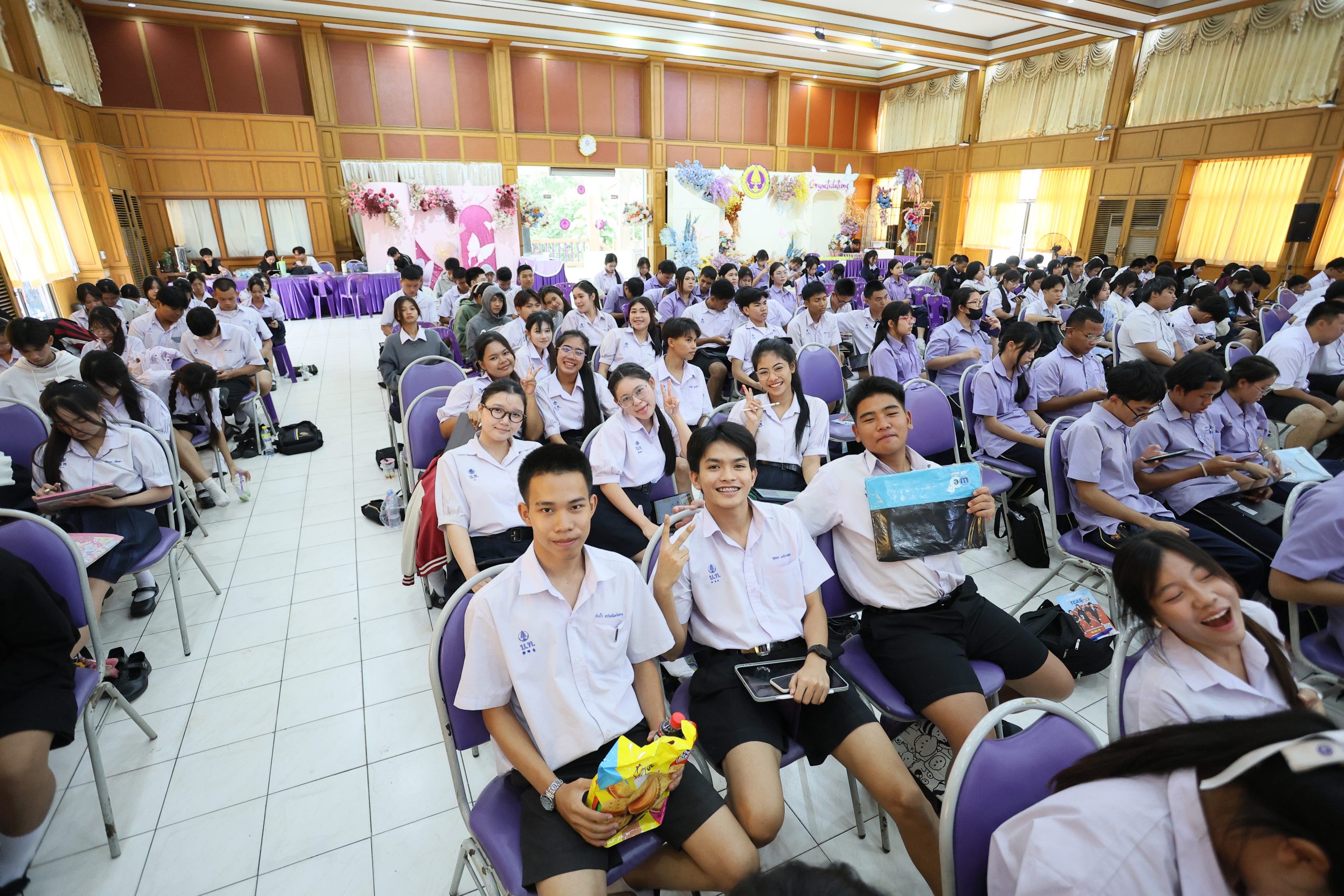 ภาพบรรยากาศกิจกรรมติว Road show TCAS ร่วมกับ BEM ณ โรงเรียนบางบัวทอง โดย “พี่ยู - เดอะเบรน” - 13