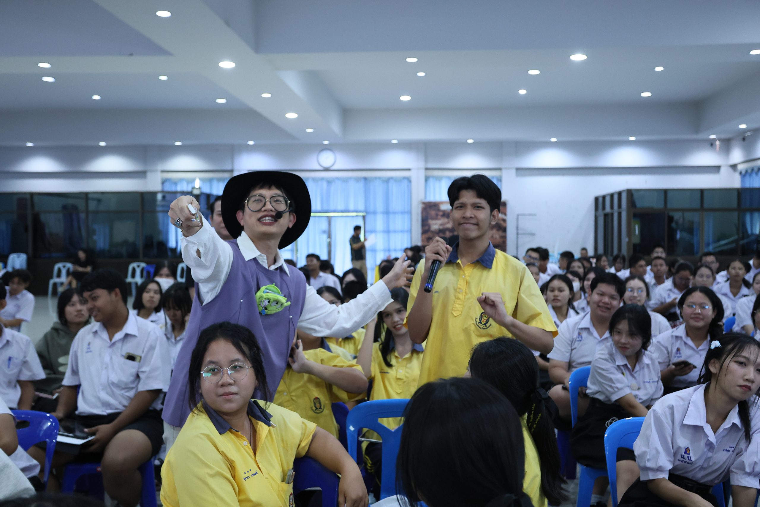 ภาพบรรยากาศกิจกรรมติว Road show TCAS ร่วมกับ BEM ณ โรงเรียนมัธยมวัดหนองแขม โดย “พี่ยู - เดอะเบรน” - 05