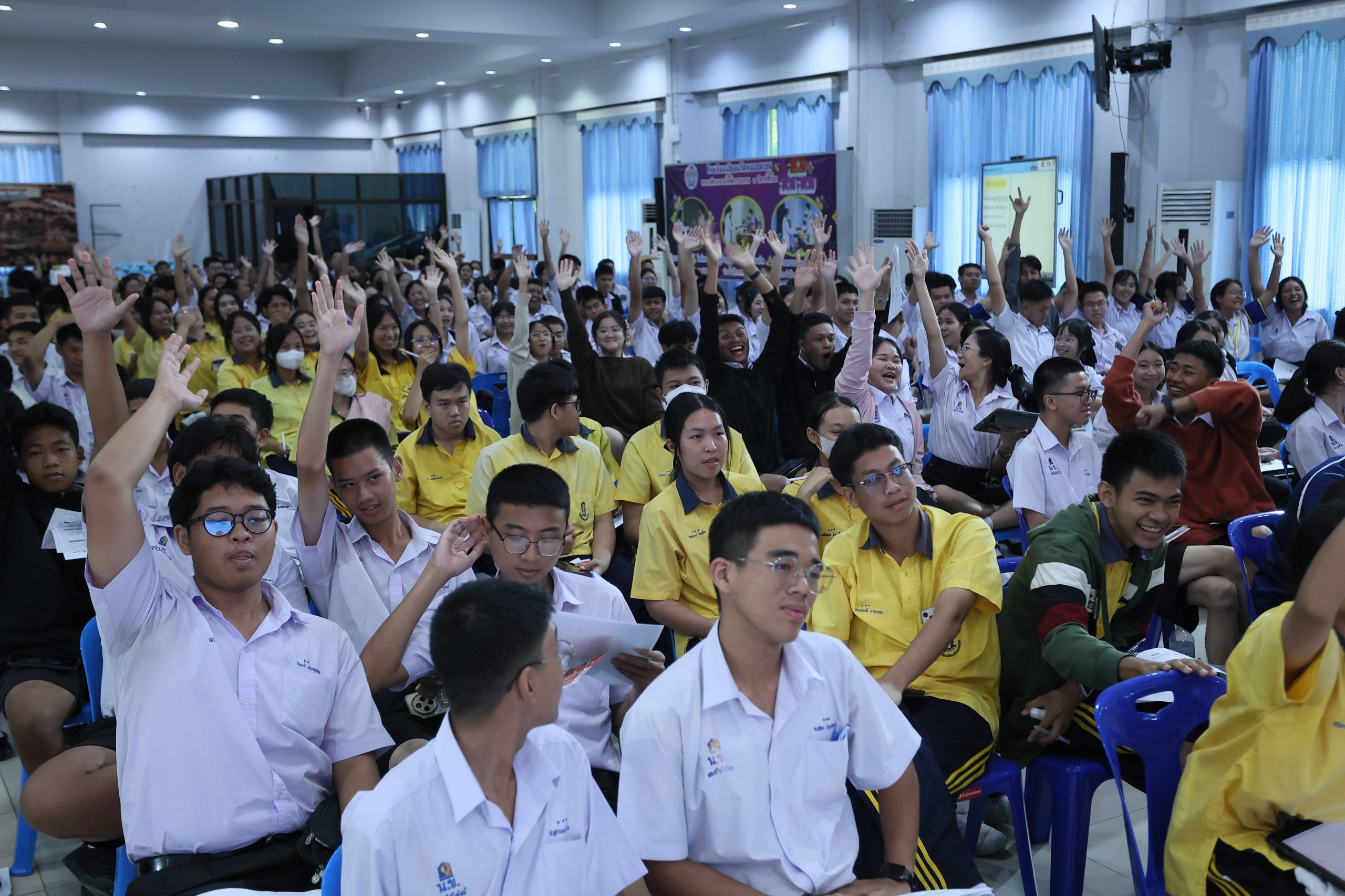 ภาพบรรยากาศกิจกรรมติว Road show TCAS ร่วมกับ BEM ณ โรงเรียนมัธยมวัดหนองแขม โดย “พี่ยู - เดอะเบรน” - 06
