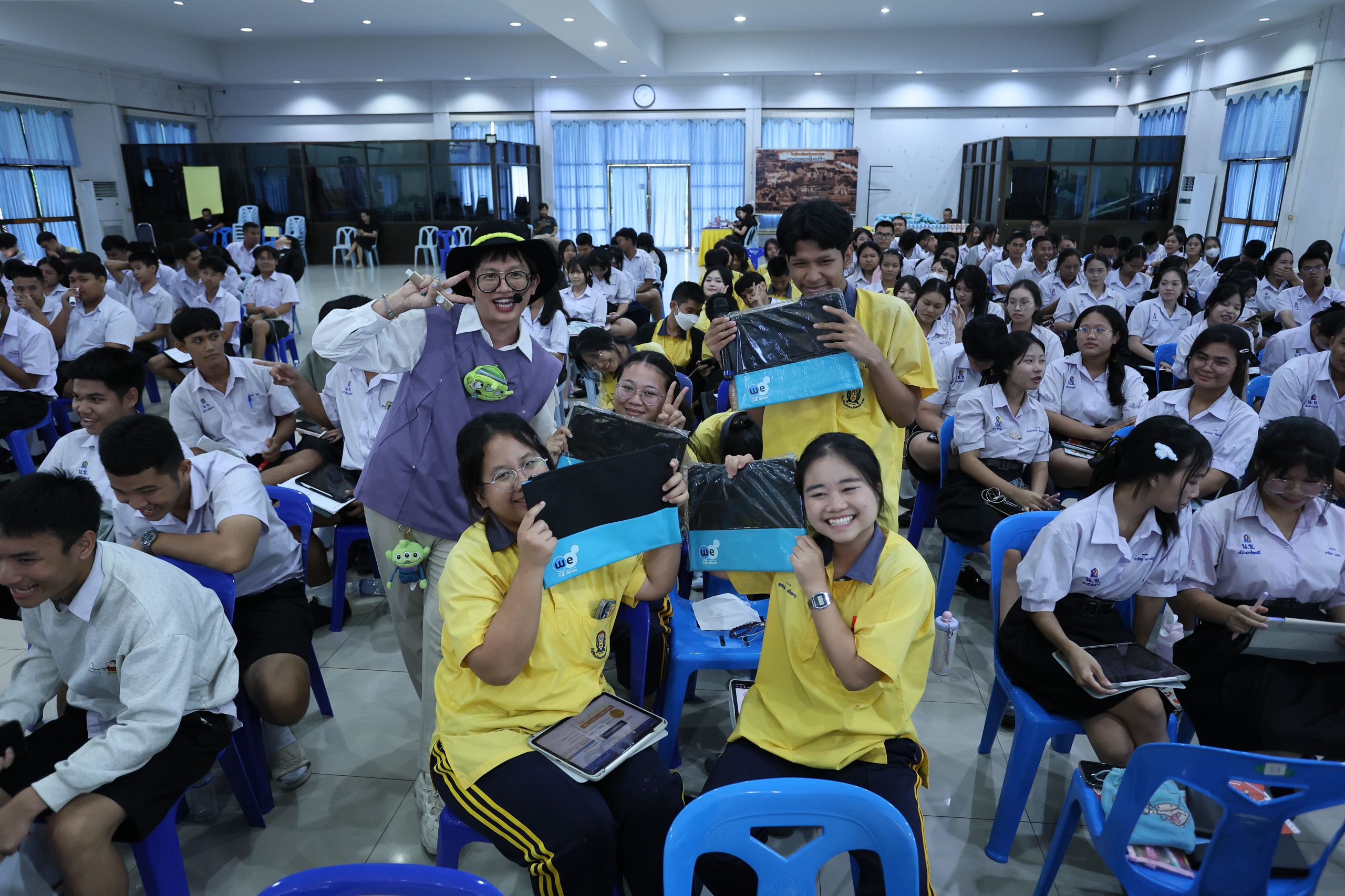 ภาพบรรยากาศกิจกรรมติว Road show TCAS ร่วมกับ BEM ณ โรงเรียนมัธยมวัดหนองแขม โดย “พี่ยู - เดอะเบรน” - 11