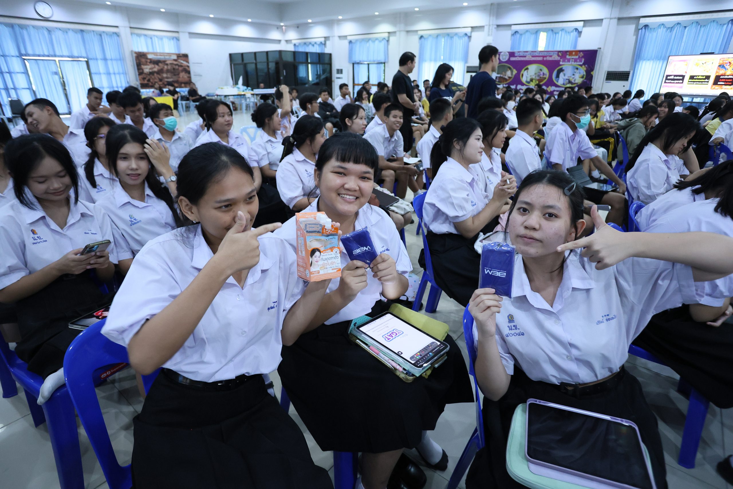 ภาพบรรยากาศกิจกรรมติว Road show TCAS ร่วมกับ BEM ณ โรงเรียนมัธยมวัดหนองแขม โดย “พี่ยู - เดอะเบรน” - 12