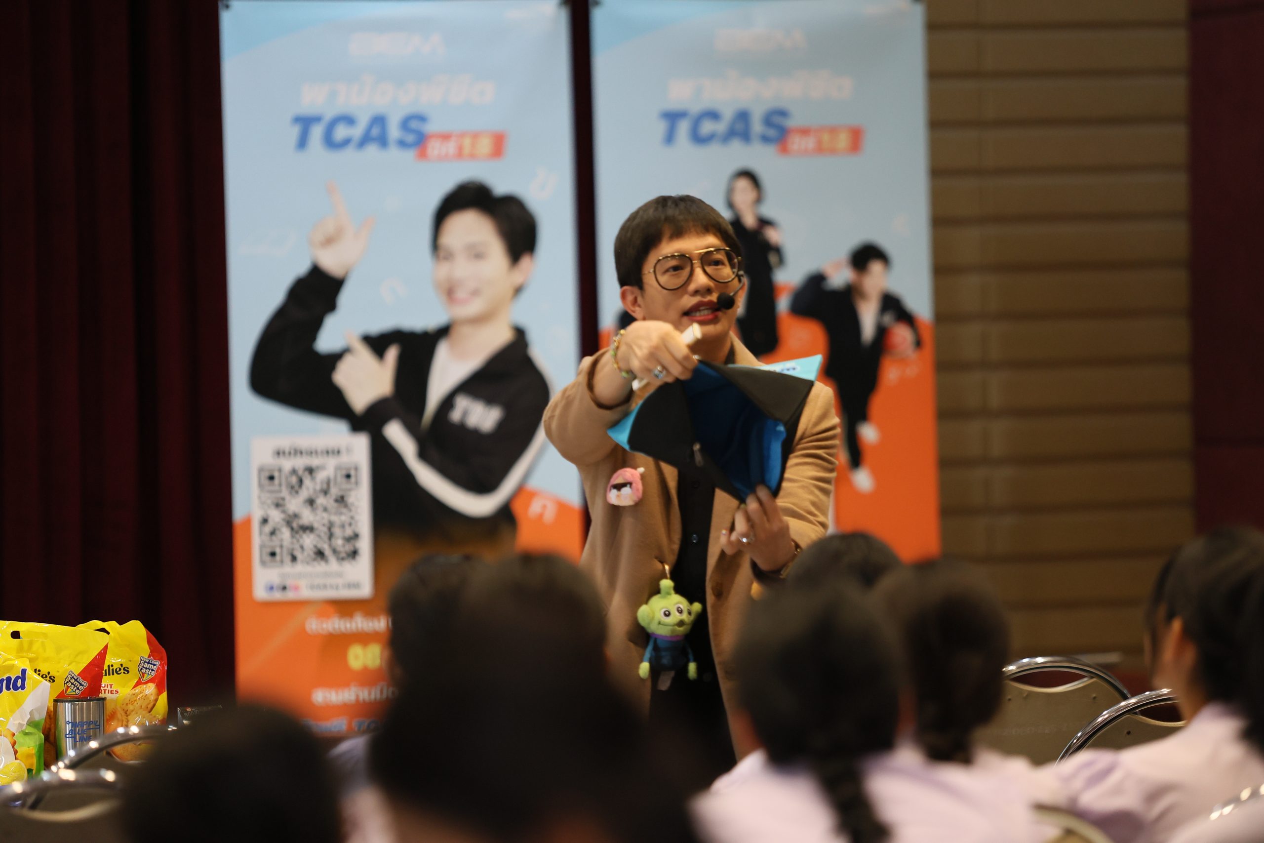 ภาพบรรยากาศกิจกรรมติว Road show TCAS ร่วมกับ BEM ณ โรงเรียนราชินี โดย “พี่ยู - เดอะเบรน” - 01