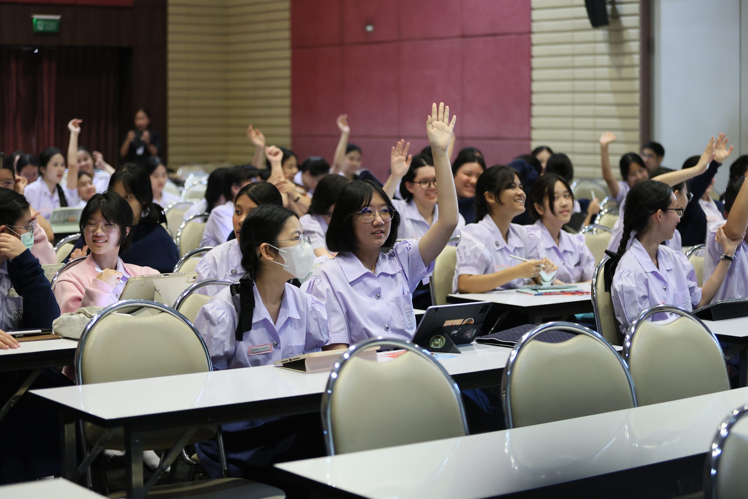 ภาพบรรยากาศกิจกรรมติว Road show TCAS ร่วมกับ BEM ณ โรงเรียนราชินี โดย “พี่ยู - เดอะเบรน” - 03