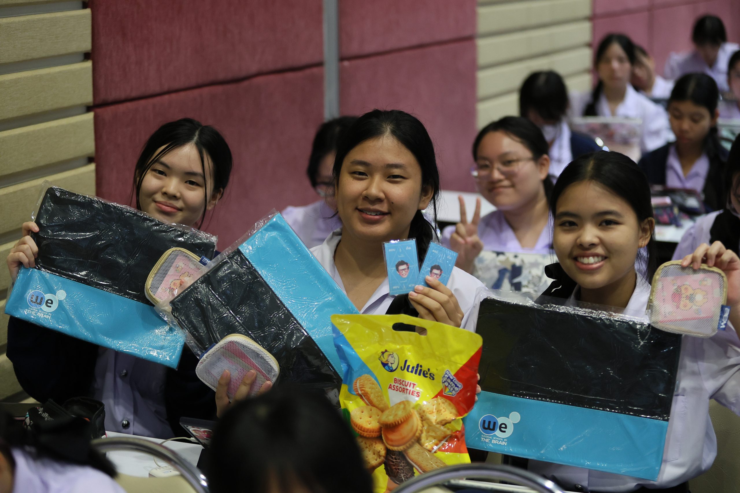 ภาพบรรยากาศกิจกรรมติว Road show TCAS ร่วมกับ BEM ณ โรงเรียนราชินี โดย “พี่ยู - เดอะเบรน” - 04