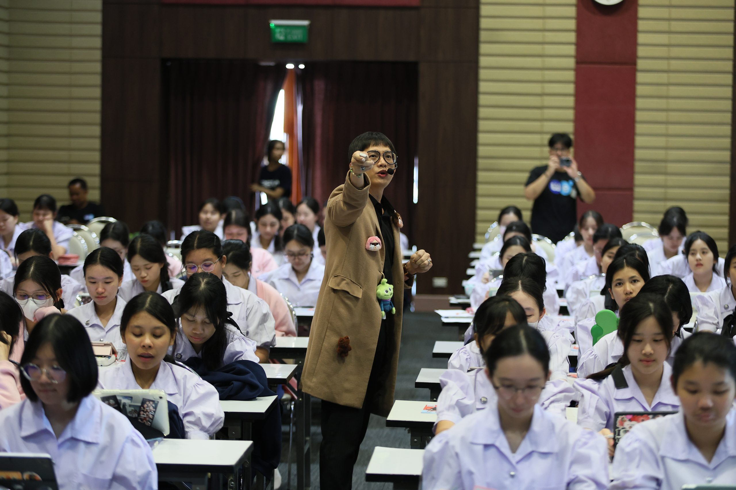 ภาพบรรยากาศกิจกรรมติว Road show TCAS ร่วมกับ BEM ณ โรงเรียนราชินี โดย “พี่ยู - เดอะเบรน” - 05