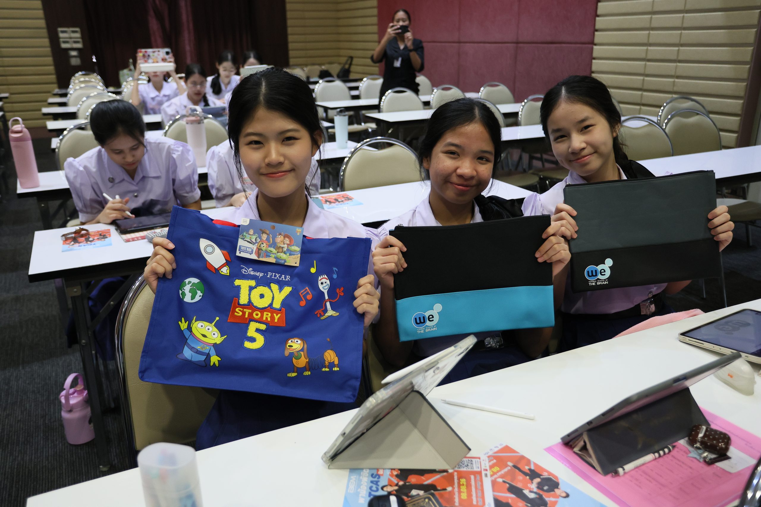 ภาพบรรยากาศกิจกรรมติว Road show TCAS ร่วมกับ BEM ณ โรงเรียนราชินี โดย “พี่ยู - เดอะเบรน” - 07