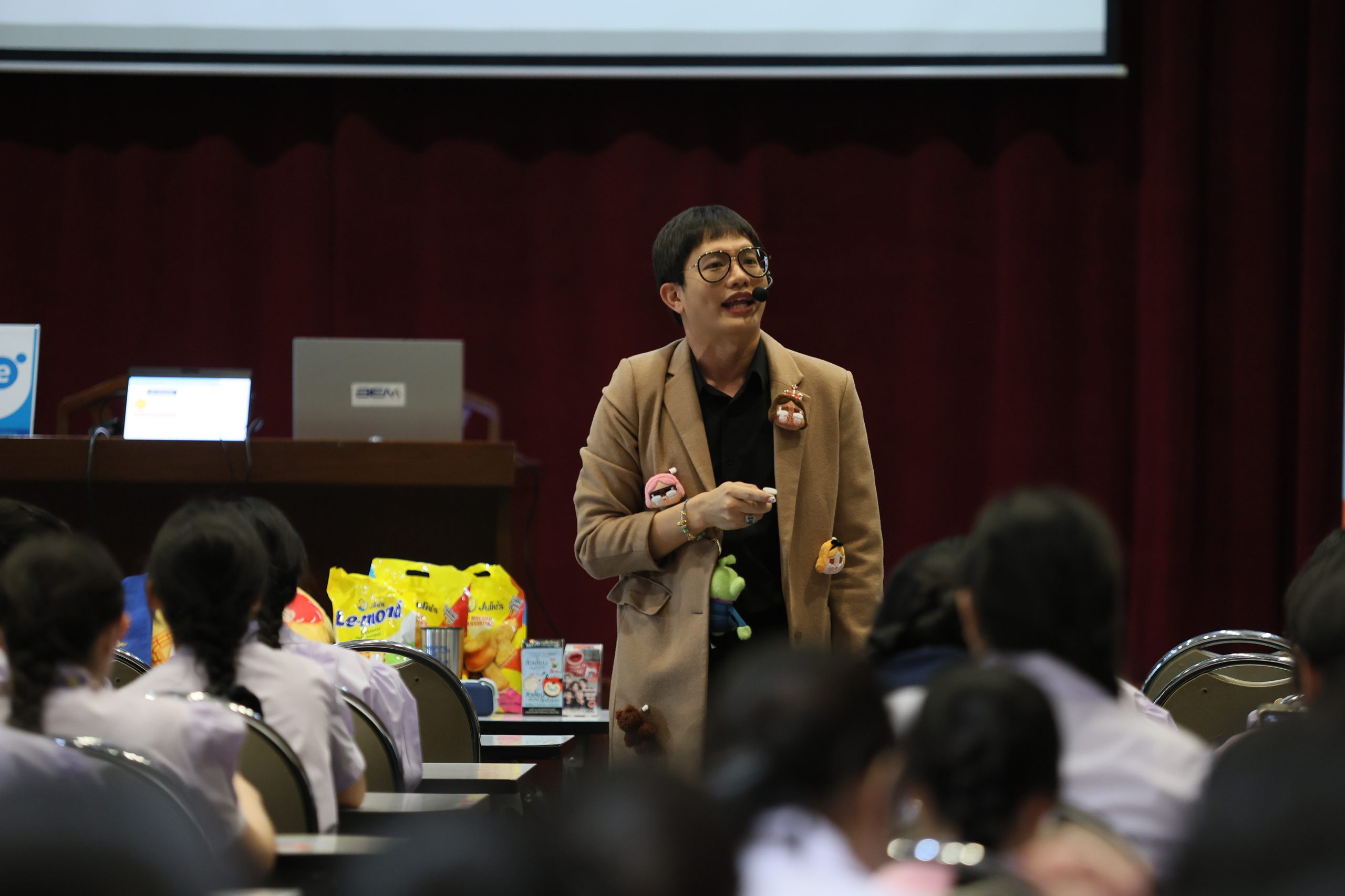 ภาพบรรยากาศกิจกรรมติว Road show TCAS ร่วมกับ BEM ณ โรงเรียนราชินี โดย “พี่ยู - เดอะเบรน” - 08