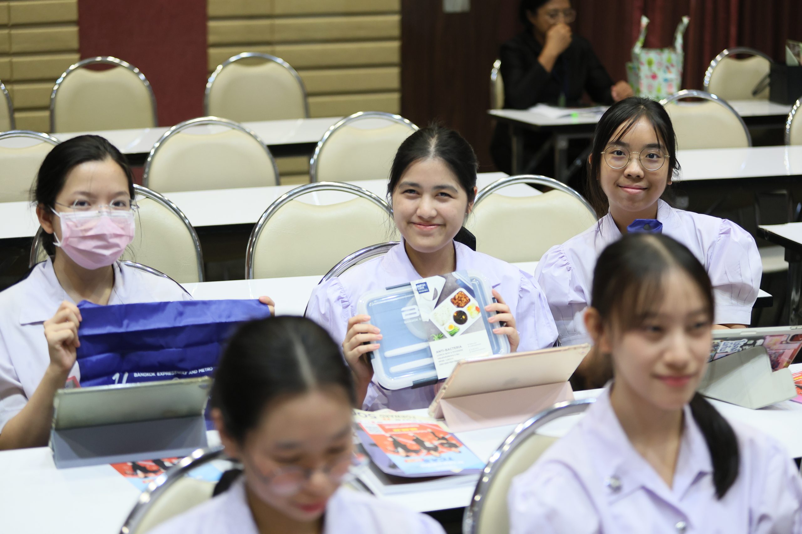 ภาพบรรยากาศกิจกรรมติว Road show TCAS ร่วมกับ BEM ณ โรงเรียนราชินี โดย “พี่ยู - เดอะเบรน” - 10