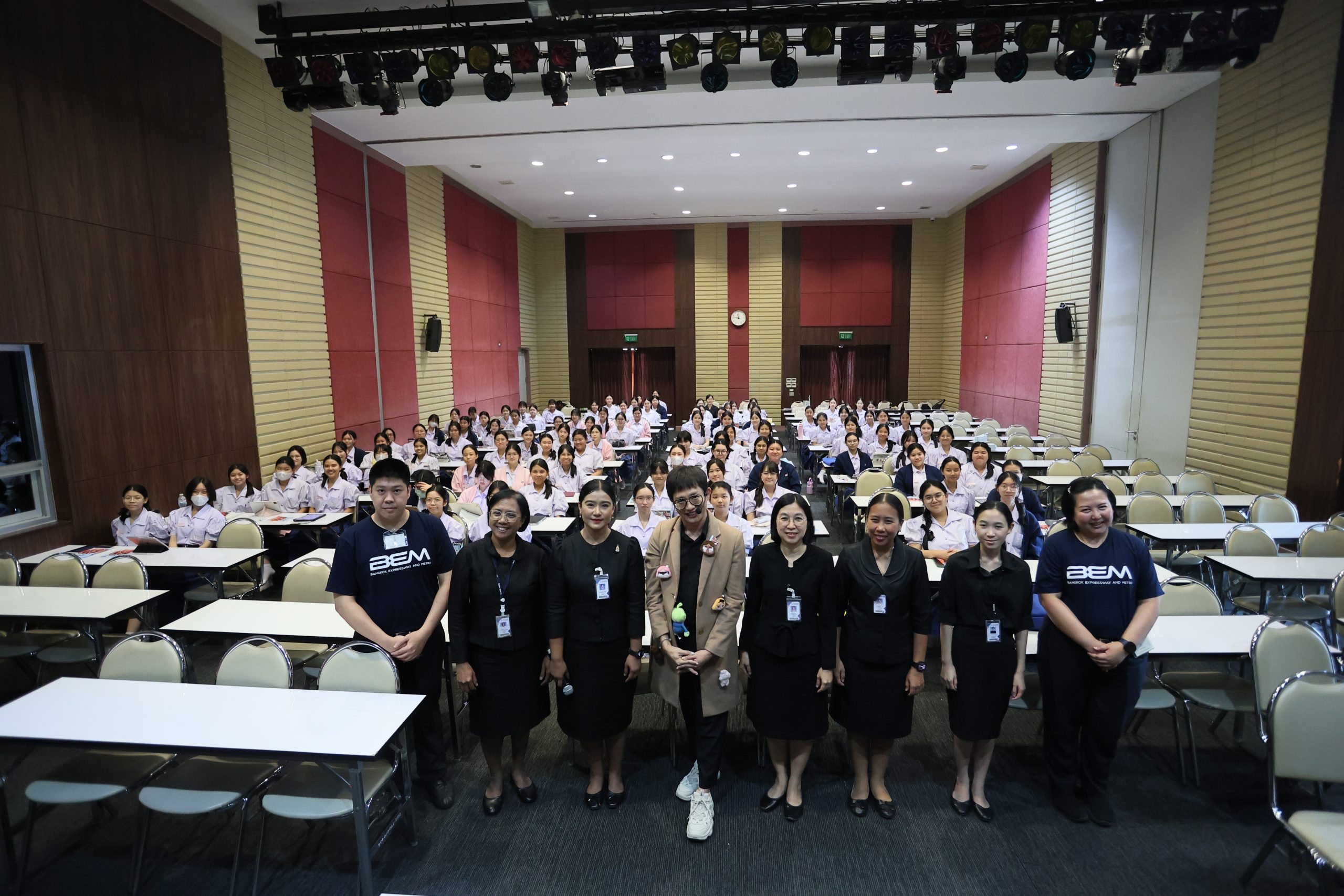 ภาพบรรยากาศกิจกรรมติว Road show TCAS ร่วมกับ BEM ณ โรงเรียนราชินี โดย “พี่ยู - เดอะเบรน” - 11