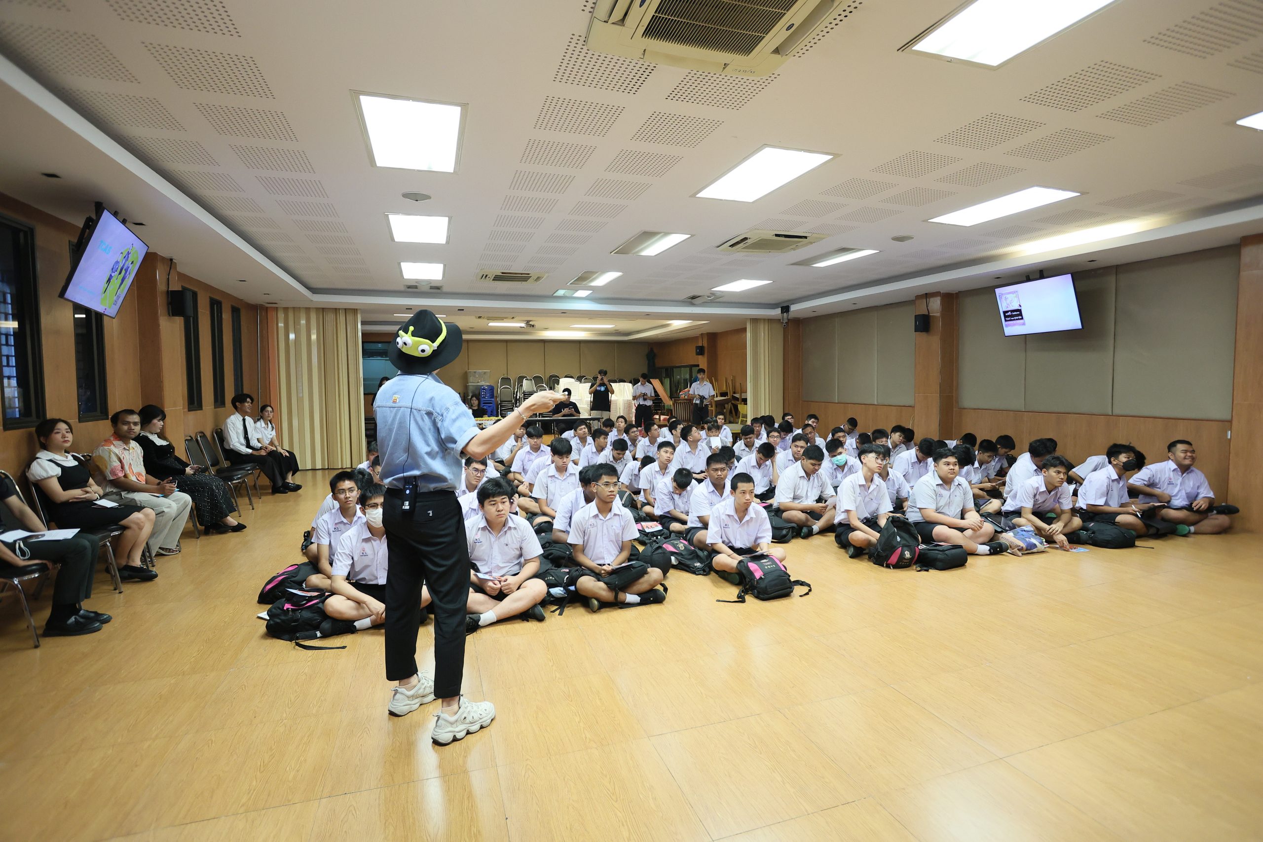 ภาพบรรยากาศกิจกรรมติว Road show TCAS ร่วมกับ BEM ณ โรงเรียนไตรมิตรวิทยาลัย โดย “พี่ยู - เดอะเบรน” - 08