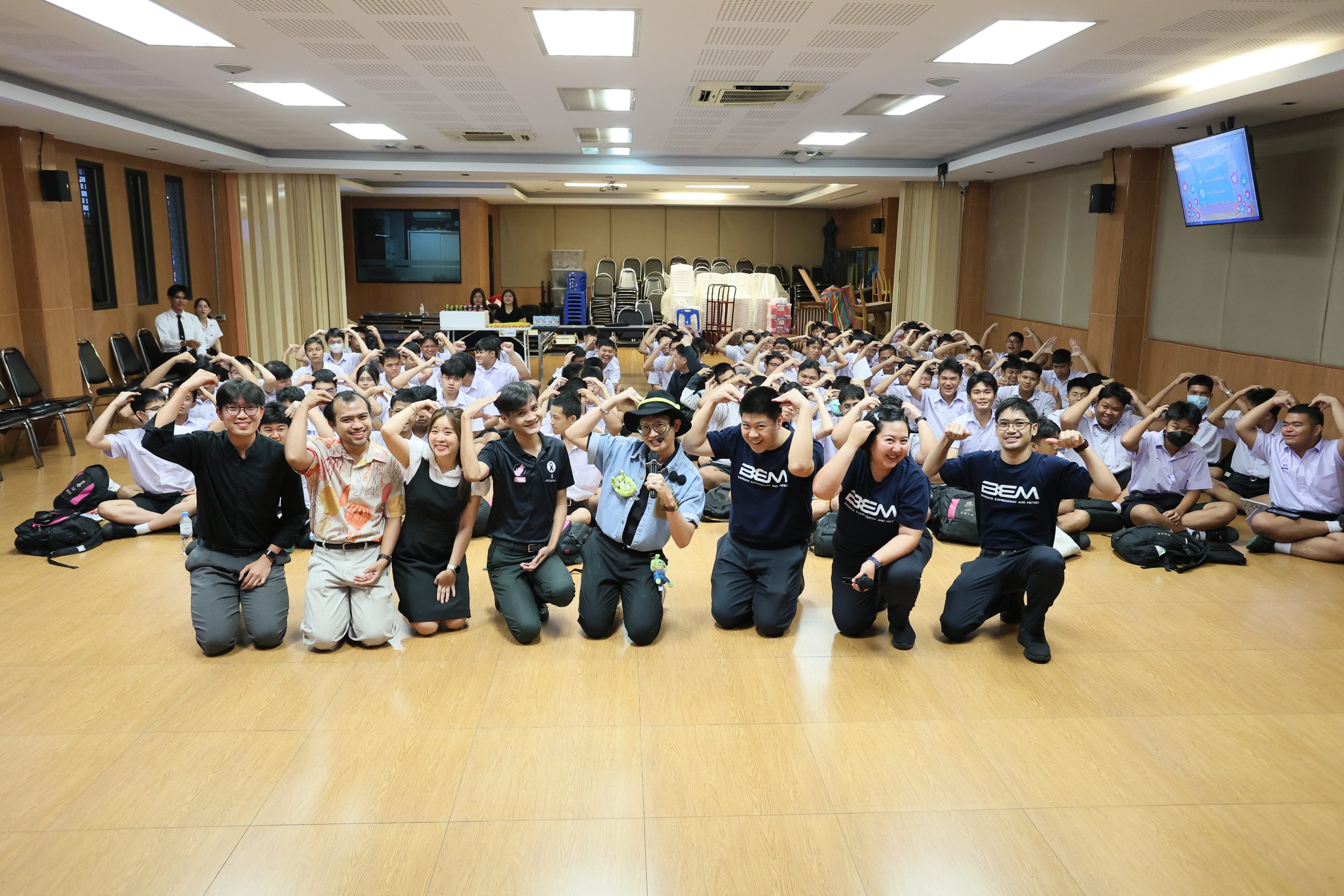 ภาพบรรยากาศกิจกรรมติว Road show TCAS ร่วมกับ BEM ณ โรงเรียนไตรมิตรวิทยาลัย โดย “พี่ยู - เดอะเบรน” - 09