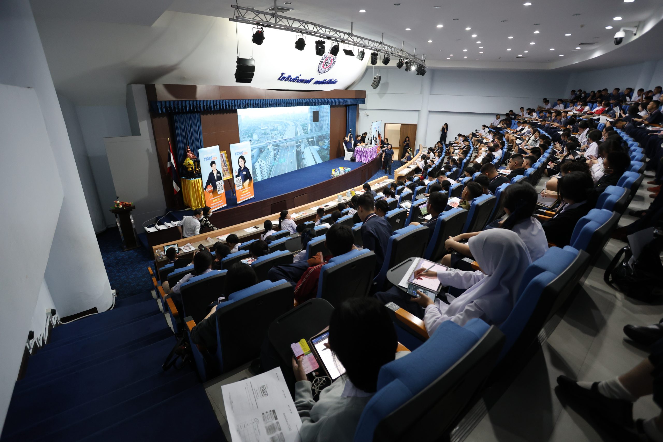 ภาพบรรยากาศกิจกรรมติว Road show TCAS ร่วมกับ BEM ณ โรงเรียนโยธินบูรณะ โดย “พี่ยู - เดอะเบรน” - 12