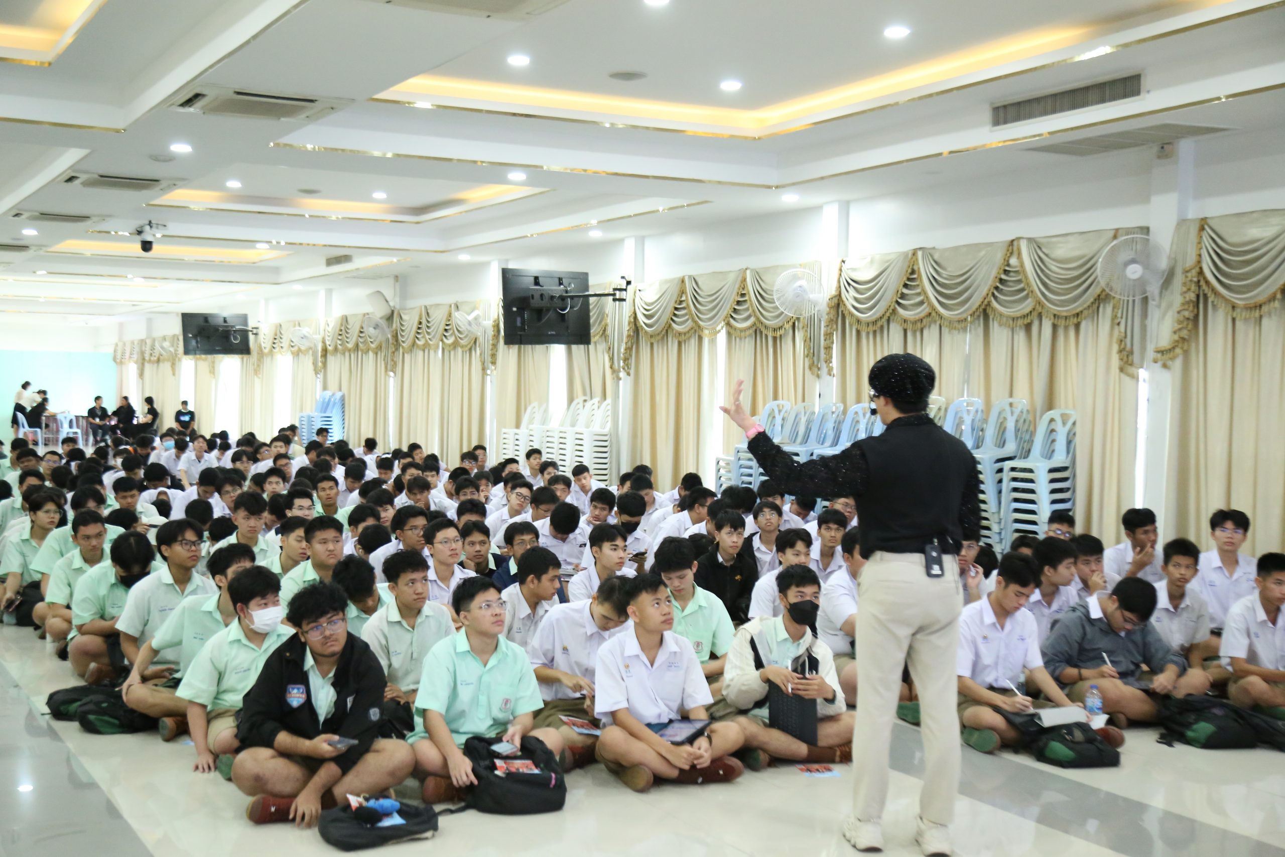 ภาพบรรยากาศกิจกรรมติว Road show TCAS ร่วมกับ BEM ณ โรงเรียนวัดสุทธิวราราม โดย “พี่ยู - เดอะเบรน” - 03