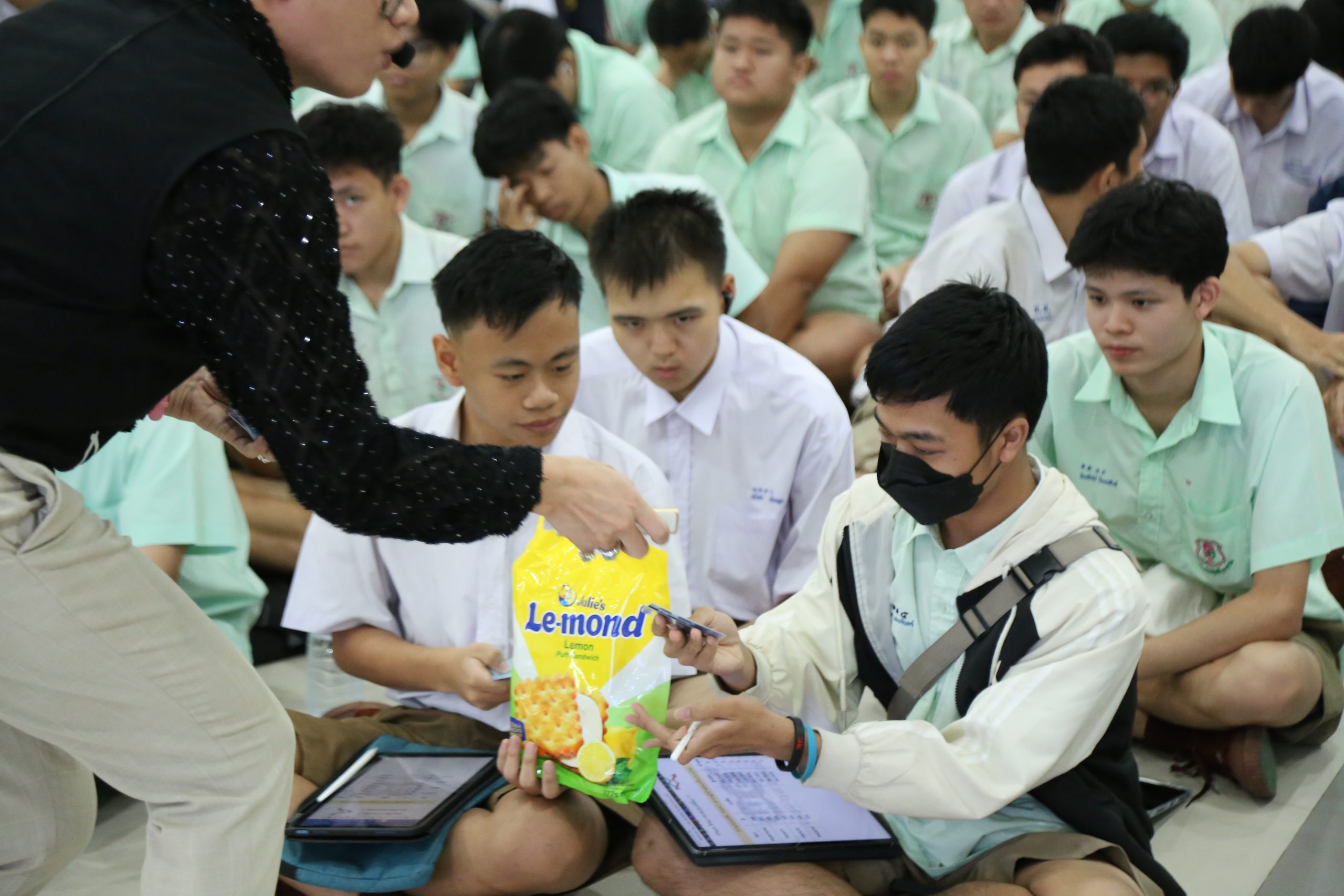 ภาพบรรยากาศกิจกรรมติว Road show TCAS ร่วมกับ BEM ณ โรงเรียนวัดสุทธิวราราม โดย “พี่ยู - เดอะเบรน” - 05